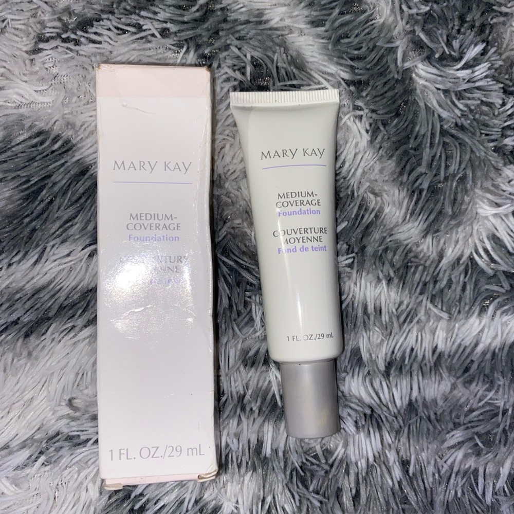 Mary Kay Medium-Coverage Foundation in ivory 202